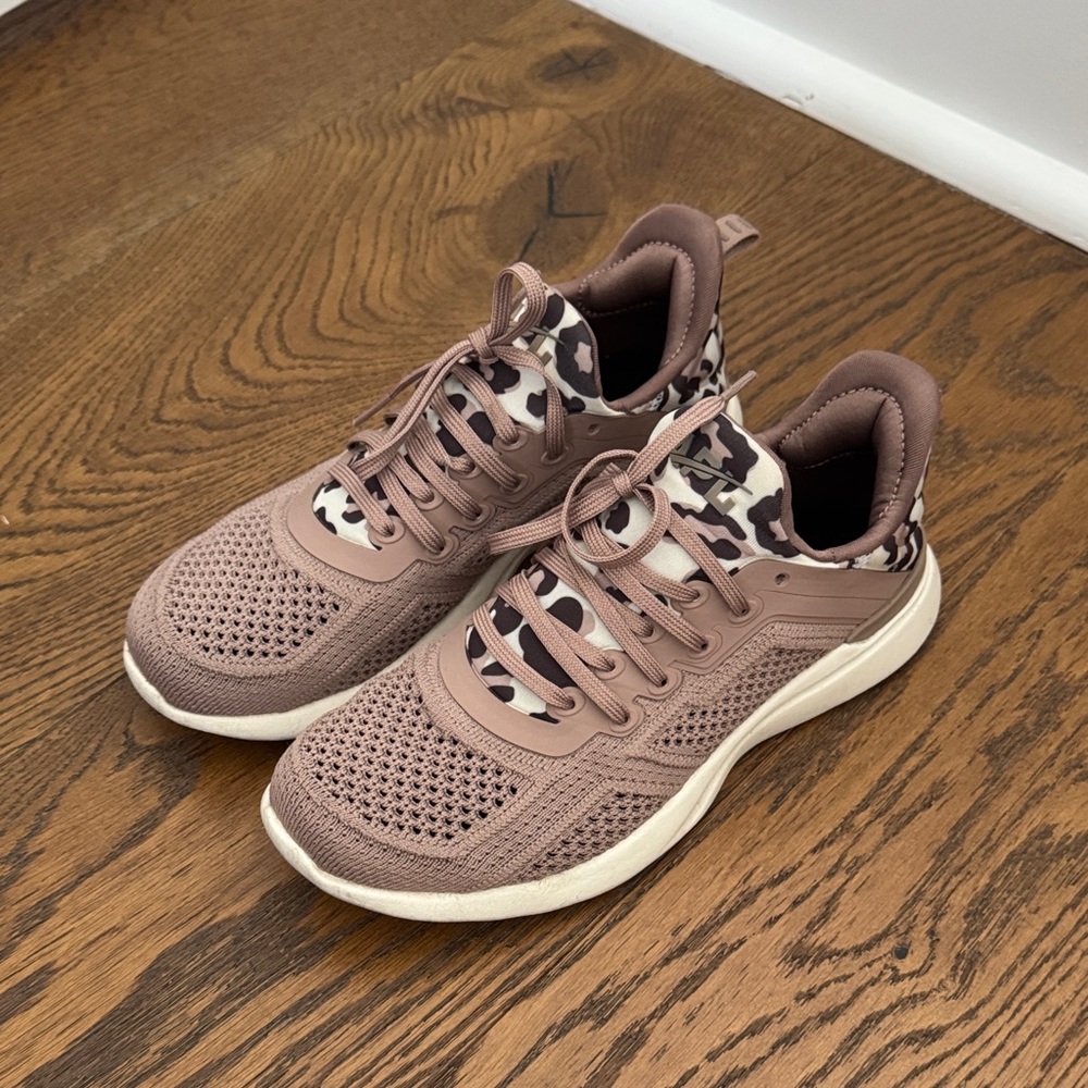 APL techloom tracer size 6 leopard sneakers